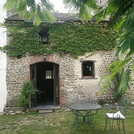 Maison Du Lac Bed & Breakfast *