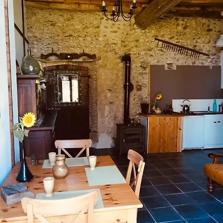 Maison Du Lac Bed & Breakfast *